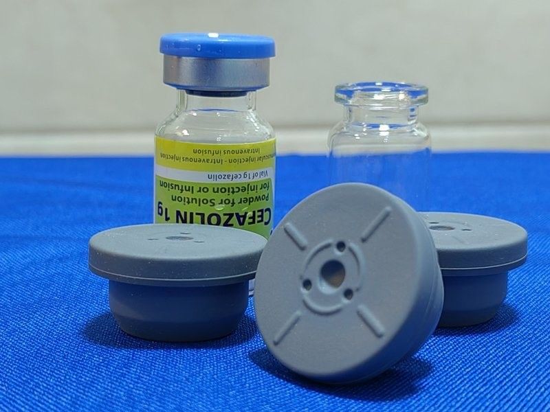 GMP コンプライアンス 13mm 20mm 23mm 28mm 32mm ガラス注射ボトルのための不妊丸型医療ブチルゴムタップ