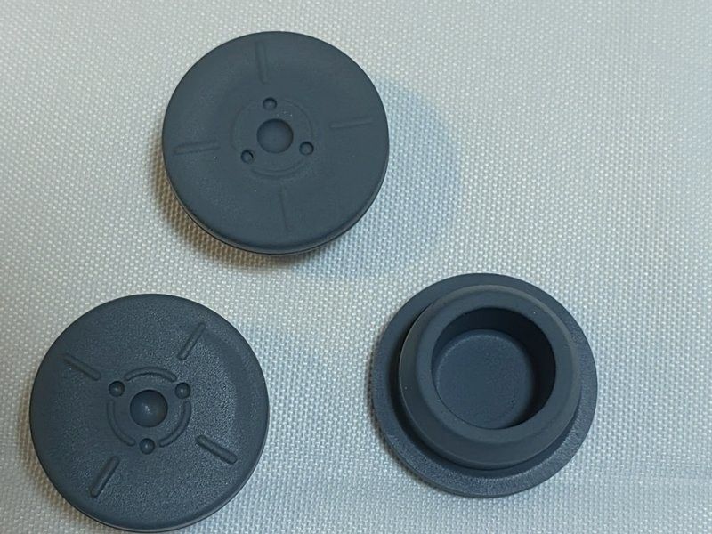 GMP コンプライアンス 13mm 20mm 23mm 28mm 32mm ガラス注射ボトルのための不妊丸型医療ブチルゴムタップ